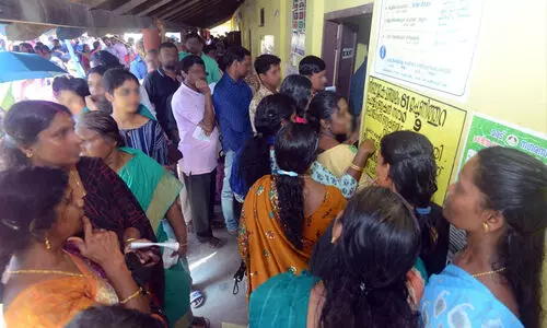 വോട്ട് ചെയ്യാൻ വരിനിൽക്കുന്നവർക്ക് ഇരിപ്പിടം ഒരുക്കണമെന്ന് ഹൈകോടതി വോട്ട് ചെയ്യാൻ വരിനിൽക്കുന്നവർക്ക് ഇരിപ്പിടം ഒരുക്കണമെന്ന് ഹൈകോടതി