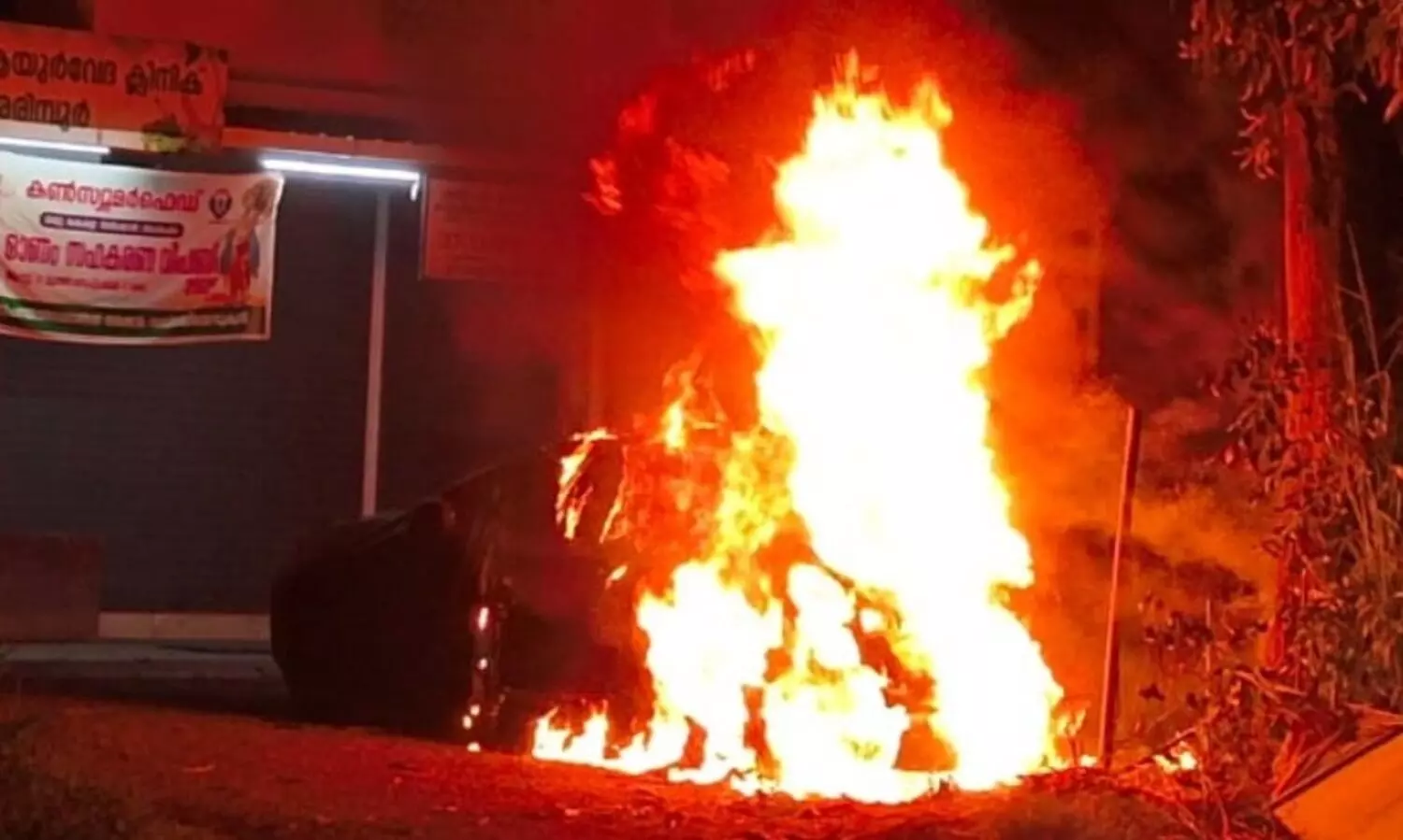 വാടാനപ്പള്ളി അരിമ്പൂരിൽ കാറിന് തീപിടിച്ചു; കത്തിച്ചതെന്ന് സംശയം