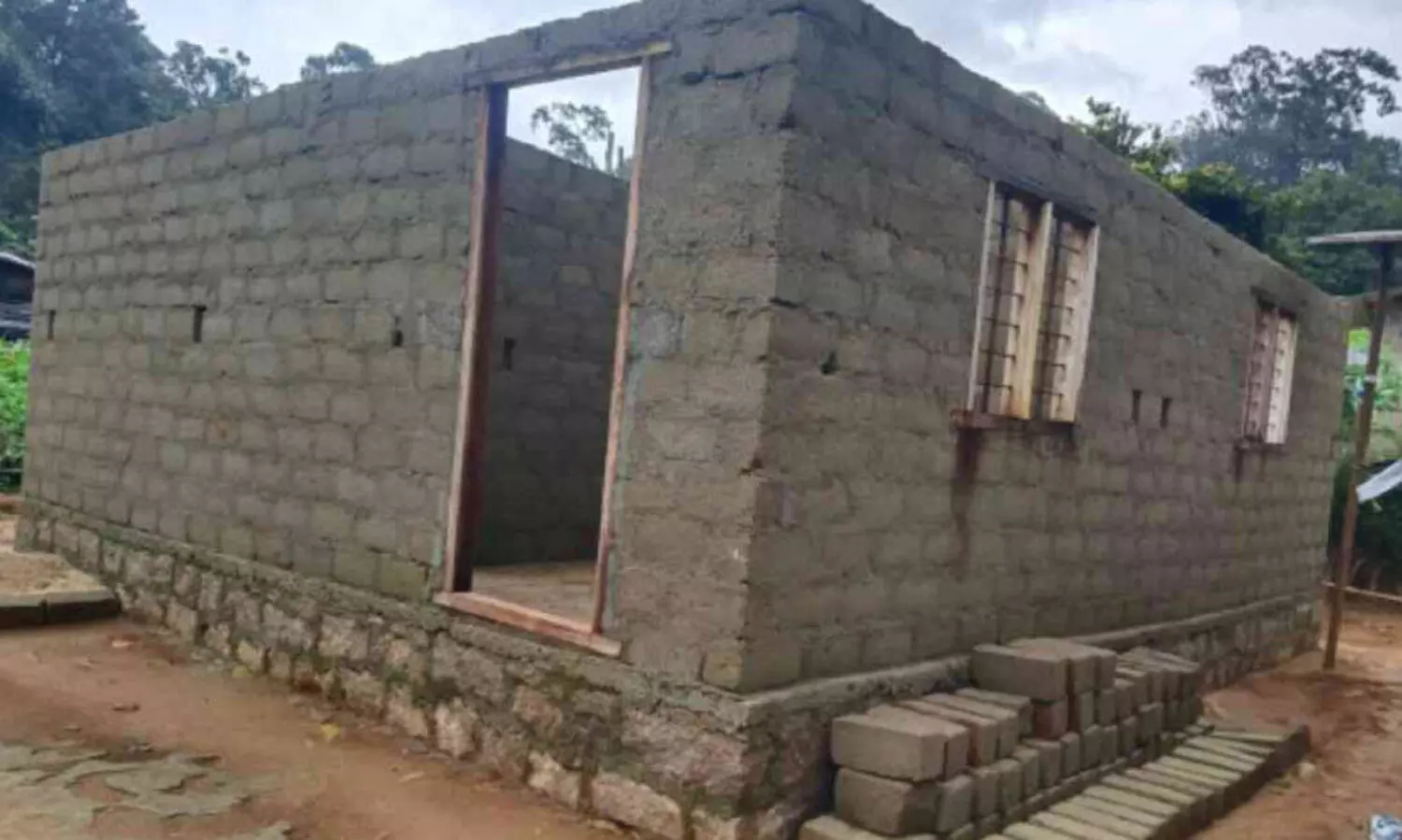 വീടുകൾ പാതിവഴിയിൽ; ആദിവാസി സമൂഹം ദുരിതത്തിൽ