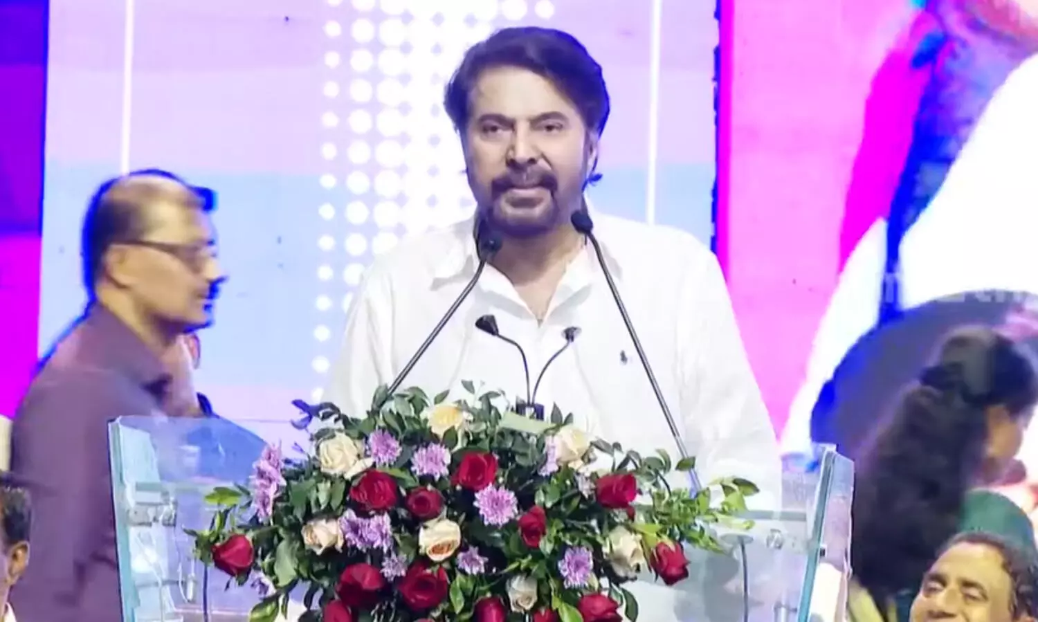 ദാരിദ്ര്യം ഇനിയും മുന്നിൽ ബാക്കിയെന്ന് മമ്മൂട്ടി; ‘അതിദാരിദ്ര്യത്തിൽ നിന്ന് മാത്രമേ മുക്തരാവുന്നുള്ളൂ, വിശക്കുന്ന വയറിന് മുന്നിൽ ഒരു വികസനത്തിനും വിലയില്ല.’