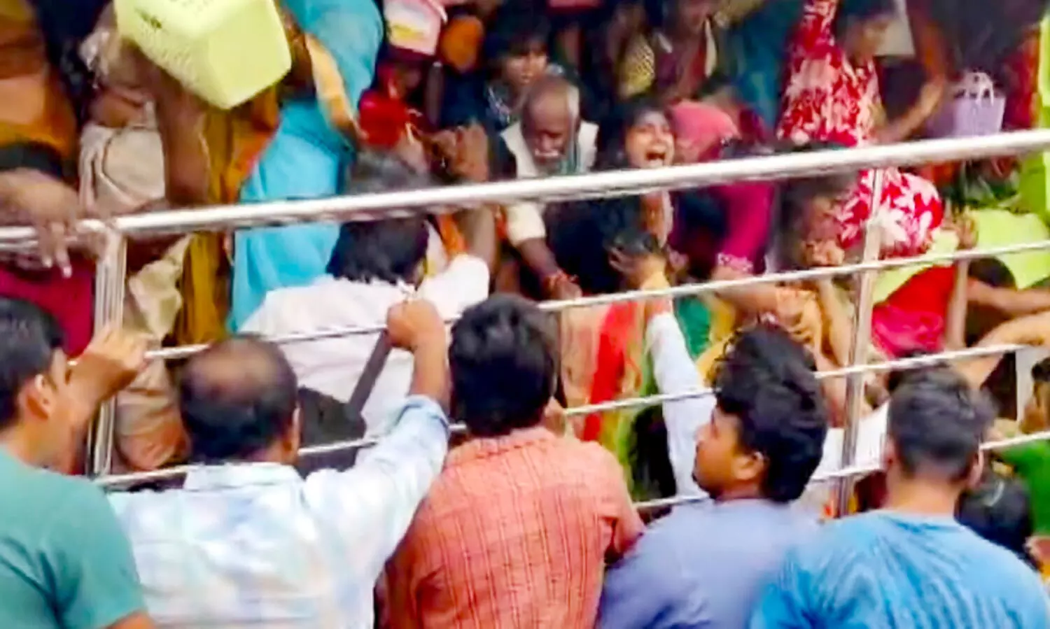 ക്ഷേത്രത്തിലെ ഗ്രിൽ വീണതോടെ ചിതറിയോടിയവർ ആറടി താഴ്ചയിലേക്ക് വീണു; മരിച്ചവരിൽ എട്ടു സ്ത്രീകളും ഒരു കുട്ടിയും