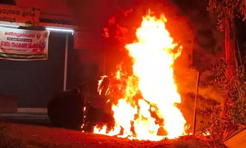 വാടാനപ്പള്ളി അരിമ്പൂരിൽ കാറിന് തീപിടിച്ചു; കത്തിച്ചതെന്ന് സംശയം