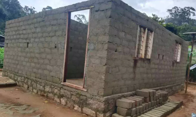 വീടുകൾ പാതിവഴിയിൽ; ആദിവാസി സമൂഹം ദുരിതത്തിൽ