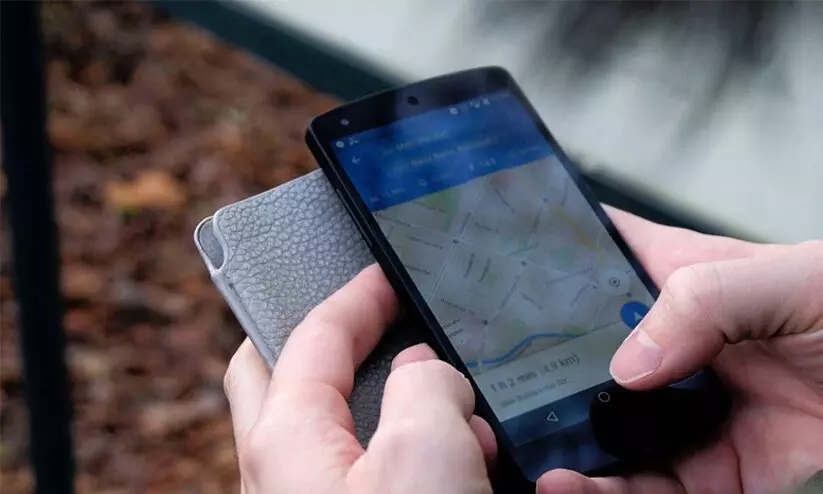 നമ്മുടെ ഓരോ ചലനങ്ങളും നിരീക്ഷിക്കുന്നു; ഫോണുകളിലെ ജി.പി.എസ് നിസാരമല്ലെന്ന് പഠനം നമ്മുടെ ഓരോ ചലനങ്ങളും നിരീക്ഷിക്കുന്നു; ഫോണുകളിലെ ജി.പി.എസ് നിസാരമല്ലെന്ന് പഠനം