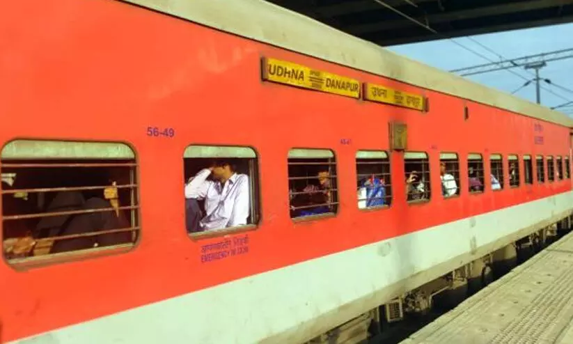 സ്ലീപ്പർ ബെർത്തിൽ എപ്പോൾ മുതലാണ് ഉറങ്ങാനാവുക? ലോവർ ബെർത്ത് എങ്ങിനെയാണ് അനുവദിക്കുക? വിശദമാക്കി റെയിൽവേ സ്ലീപ്പർ ബെർത്തിൽ എപ്പോൾ മുതലാണ് ഉറങ്ങാനാവുക? ലോവർ ബെർത്ത് എങ്ങിനെയാണ് അനുവദിക്കുക? വിശദമാക്കി റെയിൽവേ