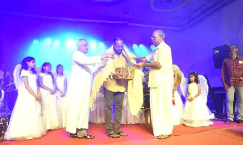 ദേവദൂതർ കൈപിടിച്ചു; അഞ്ച് പതിറ്റാണ്ടിനുശേഷം പള്ളി ഗായക സംഘത്തിനൊപ്പം പാടി ഔസേപ്പച്ചന്‍