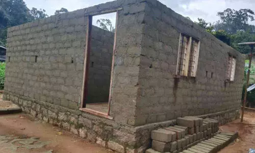 വീടുകൾ പാതിവഴിയിൽ; ആദിവാസി സമൂഹം ദുരിതത്തിൽ