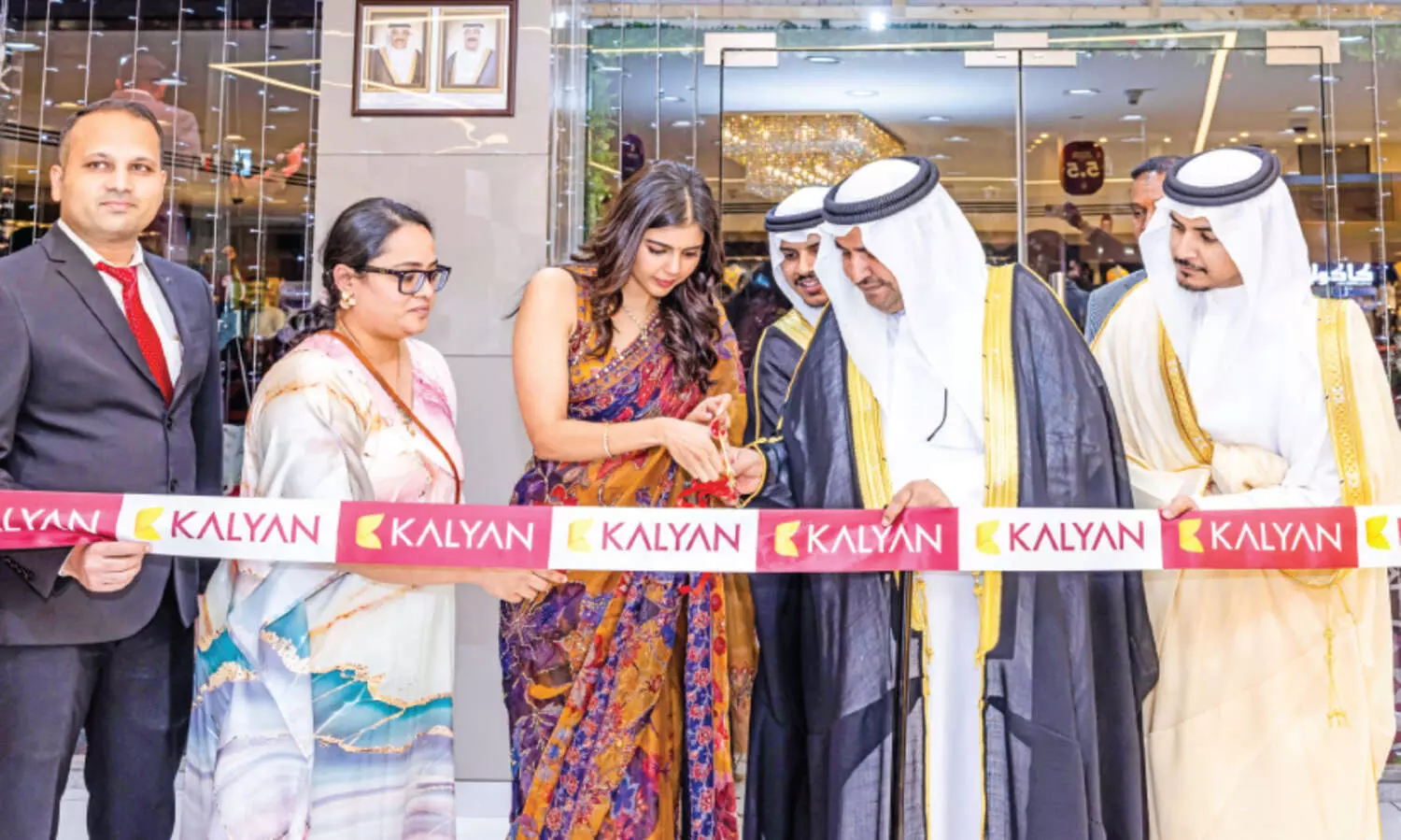 ക​ല്യാ​ണ്‍ ജ്വ​ല്ലേ​ഴ്‌​സ് ഫ​ഹാ​ഹീ​ലി​ൽ പു​തി​യ ഷോ​റൂം തു​റ​ന്നു