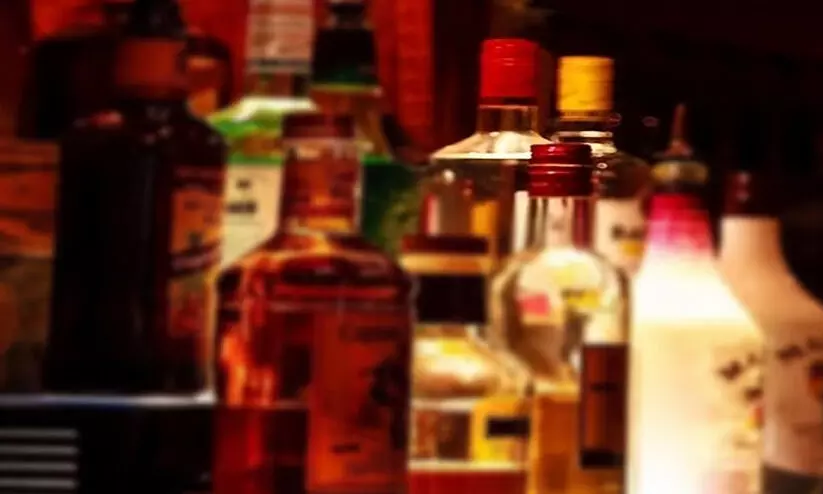 പത്ത് മില്ലി ലിറ്റര് വിദേശ മദ്യം കൈവശം വെച്ചതിന് അറസ്റ്റ്; പൊലീസിന് കോടതിയുടെ വിമർശനം പത്ത് മില്ലി ലിറ്റര് വിദേശ മദ്യം കൈവശം വെച്ചതിന് അറസ്റ്റ്; പൊലീസിന് കോടതിയുടെ വിമർശനം