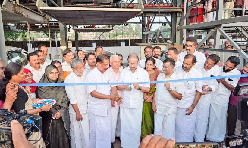 ഇനി നഗരത്തിൽ പാർക്കിങ് ‘സിംപിൾ; ജവഹര് സ്റ്റേഡിയത്തിനു സമീപം ആറ് നിലകളിലായി നാല് യൂനിറ്റുകൾ പ്രവർത്തിക്കും ഇനി നഗരത്തിൽ പാർക്കിങ് ‘സിംപിൾ; ജവഹര് സ്റ്റേഡിയത്തിനു സമീപം ആറ് നിലകളിലായി നാല് യൂനിറ്റുകൾ പ്രവർത്തിക്കും