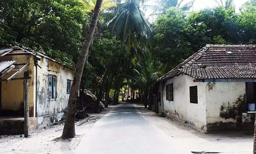 ഒ​രു നാ​ട് ച​രി​ത്രം പ​റ​യു​ന്നു, വ​ർ​ത്ത​മാ​ന​വും