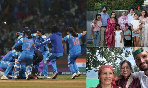 കലാശപ്പോരിന് അവർ കളത്തിലിറങ്ങുമ്പോൾ പ്രാർഥനകളുമായി കുടുംബങ്ങൾ; നവിമുംബൈയിൽ ചരിത്രം പിറക്കുന്നത് കാത്ത് രാജ്യം