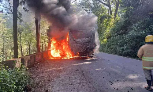 ട​യ​റി​ന് തീ​പി​ടി​ച്ച് ലോ​റി ക​ത്തിന​ശി​ച്ചു