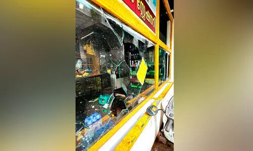 കണ്ണിൽ ചോരയില്ലാത്ത ക്രൂരത; ഭിന്നശേഷി ദമ്പതികളുടെ കട അടിച്ചുതകർത്തു കണ്ണിൽ ചോരയില്ലാത്ത ക്രൂരത; ഭിന്നശേഷി ദമ്പതികളുടെ കട അടിച്ചുതകർത്തു