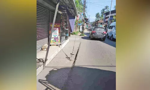 റോഡിൽ അപകടക്കെണിയൊരുക്കി കെ.എസ്.ഇ.ബി