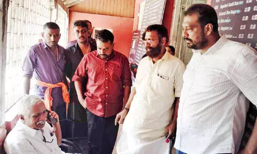 ത​ളി​പ്പ​റ​മ്പി​ലെ റെ​യി​ൽ​വേ ടി​ക്ക​റ്റ് കൗ​ണ്ട​ർ പൂ​ട്ടി; ഉ​പ​ക​ര​ണ​ങ്ങ​ൾ എ​ടു​ക്കാ​നെ​ത്തി​യ​വ​രെ യൂത്ത് കോ​ൺ​ഗ്ര​സ് പ്ര​വ​ർ​ത്ത​ക​ർ ത​ട​ഞ്ഞു