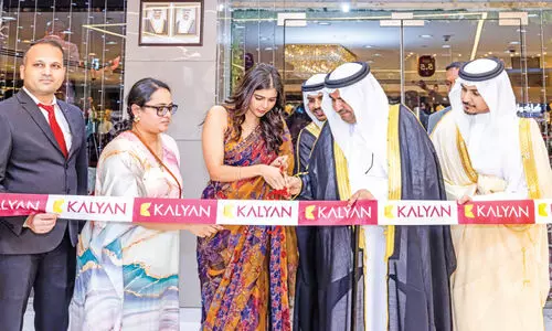 ക​ല്യാ​ണ്‍ ജ്വ​ല്ലേ​ഴ്‌​സ് ഫ​ഹാ​ഹീ​ലി​ൽ പു​തി​യ ഷോ​റൂം തു​റ​ന്നു