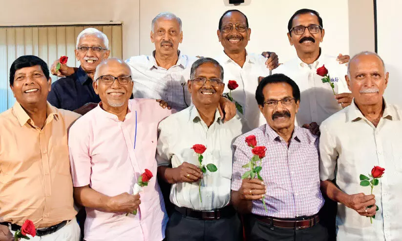 അഞ്ച് പതിറ്റാണ്ടിന്റെ ‘സന്തോഷം’; ഓർമകളിൽ വീണ്ടും പന്തുരുണ്ടു അഞ്ച് പതിറ്റാണ്ടിന്റെ ‘സന്തോഷം’; ഓർമകളിൽ വീണ്ടും പന്തുരുണ്ടു