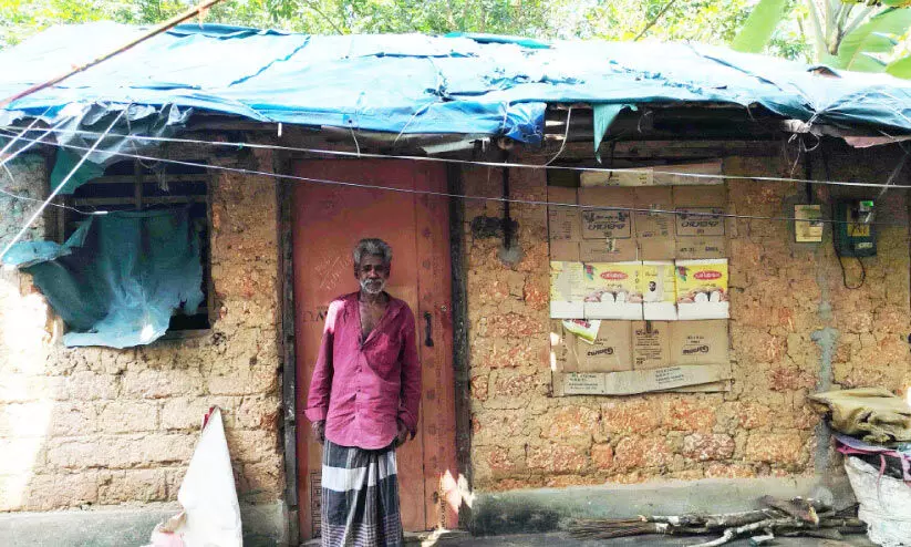 ലൈഫ് മിഷന് അപേക്ഷ നൽകിയിട്ടും വീട് ലഭിച്ചില്ല; ചോർന്നൊലിക്കുന്ന കൂരയിൽ ദമ്പതികൾ ലൈഫ് മിഷന് അപേക്ഷ നൽകിയിട്ടും വീട് ലഭിച്ചില്ല; ചോർന്നൊലിക്കുന്ന കൂരയിൽ ദമ്പതികൾ