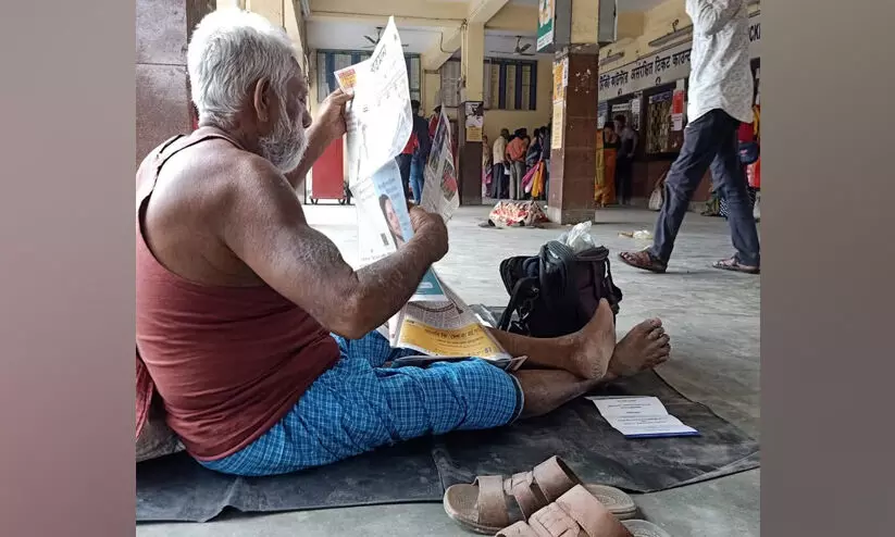 ഹബ്രയിലെ പത്രവിൽപ്പനക്കാരൻ അശോക് ഘോഷ്