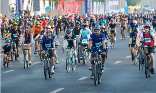 ശൈ​ഖ്​ സാ​യി​ദ്​ റോ​ഡി​ൽ നീ​ല​സാ​ഗ​രം തീ​ർ​ത്ത്​ ദു​ബൈ റൈ​ഡ്