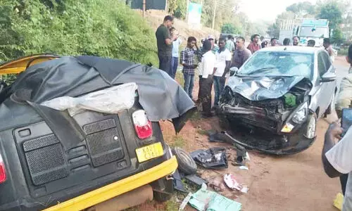 കാറും ഓട്ടോയും കൂട്ടിയിടിച്ച് രണ്ടുപേർ മരിച്ചു