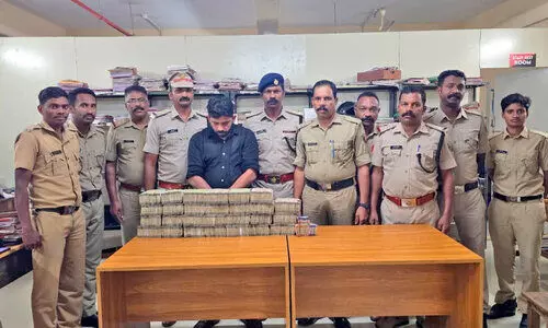 മീ​ന​ങ്ങാ​ടിയിൽ വൻകു​ഴ​ൽ​പ്പ​ണ വേ​ട്ട; ഒ​ന്ന​ര​ക്കോ​ടി​യോ​ളം പി​ടി​കൂ​ടി