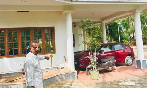 ദേ​ശീ​യ​പാ​ത നി​ർ​മാ​ണം; ചെ​ങ്ക​ള​യി​ൽ ആ​ത്മ​ഹ​ത്യ​ഭീ​ഷ​ണി ഉ​യ​ർ​ത്തി കു​ടും​ബം