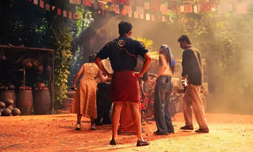 അണിയറയിൽ ഒരുങ്ങുന്നത് ഒരൊന്നന്നര സംഭവം; വിലായത്ത് ബുദ്ധ പ്രൊമോ സോങ്ങ് ഷൂട്ടിങ് സ്റ്റിൽ പങ്കുവെച്ച് പൃഥ്വിരാജ്, ചർച്ചയായി M