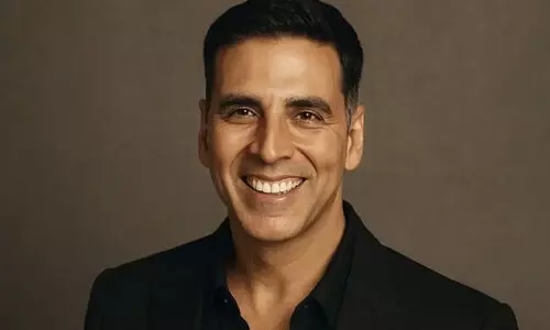 നൂറിലധികം മുട്ടകൾ അദ്ദേഹത്തിന് നേരെ എറിഞ്ഞു; എന്നിട്ടും ഒരുവാക്ക് പോലും പറഞ്ഞില്ല -അക്ഷയ് കുമാറിനെക്കുറിച്ച് ചിന്നി പ്രകാശ്