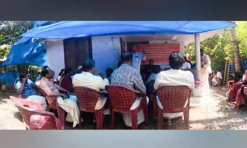 ദ​മ്പ​തി​ക​ൾ ആ​ശു​പ​ത്രി​യി​ലാ​യി​രി​ക്കെ വീ​ട് ജ​പ്തി ചെ​യ്തു; പ്ര​തി​ഷേ​ധ​ക്കാ​ർ പൂ​ട്ട് പൊ​ളി​ച്ച് വീ​ട്ടി​ൽ ക​യ​റ്റി