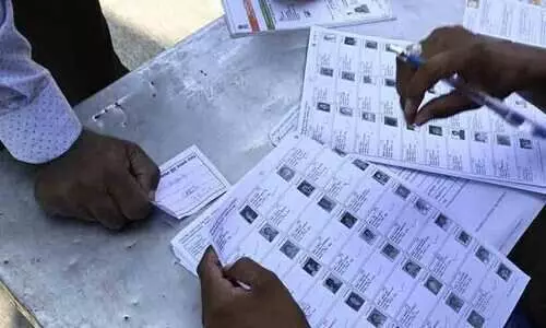 തദ്ദേശ തെരഞ്ഞെടുപ്പ്: നവംബർ നാലിനും അഞ്ചിനും വോട്ടർ പട്ടികയിൽ പേര് ചേർക്കാം; പ്രവാസികൾക്കും അവസരം തദ്ദേശ തെരഞ്ഞെടുപ്പ്: നവംബർ നാലിനും അഞ്ചിനും വോട്ടർ പട്ടികയിൽ പേര് ചേർക്കാം; പ്രവാസികൾക്കും അവസരം