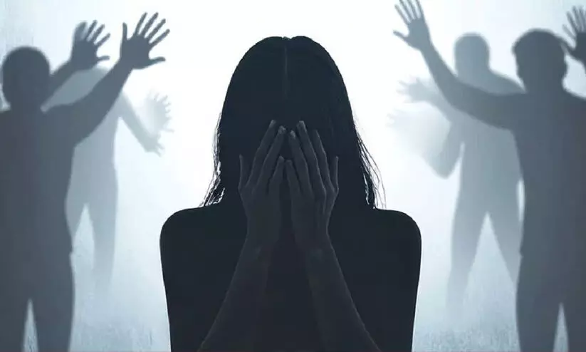 കോയമ്പത്തൂരിൽ വിദ്യാർഥിനിയെ തട്ടിക്കൊണ്ടുപോയി കൂട്ടബലാത്സംഗത്തിനിരയാക്കിയ സംഭവം; പ്രതികൾ പിടിയിൽ, കീഴ്പ്പെടുത്താൻ കാലിൽ വെടിവെച്ച് പൊലീസ് കോയമ്പത്തൂരിൽ വിദ്യാർഥിനിയെ തട്ടിക്കൊണ്ടുപോയി കൂട്ടബലാത്സംഗത്തിനിരയാക്കിയ സംഭവം; പ്രതികൾ പിടിയിൽ, കീഴ്പ്പെടുത്താൻ കാലിൽ വെടിവെച്ച് പൊലീസ്