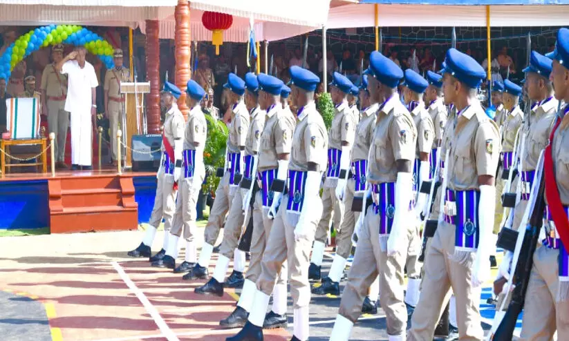 പൊലീസ് പൊതുജനങ്ങളോട്   സൗമ്യമായി ഇടപെടണം -മുഖ്യമന്ത്രി