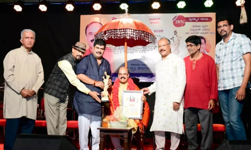 കാസർകോട് ചിന്നയെ കലാകാർ പുരസ്കാരം നൽകി ആദരിച്ചു കാസർകോട് ചിന്നയെ കലാകാർ പുരസ്കാരം നൽകി ആദരിച്ചു