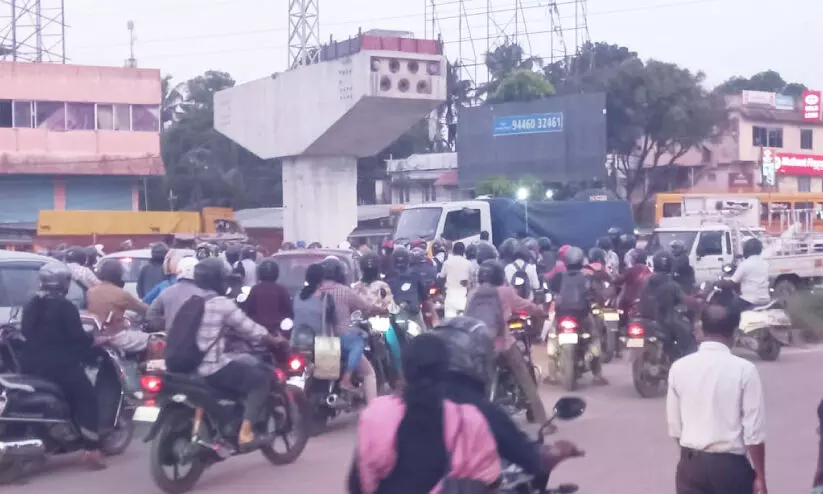 അരൂർ-തുറവൂർ ദേശീയ പാതയിൽ രൂക്ഷ ഗതാഗതക്കുരുക്ക്