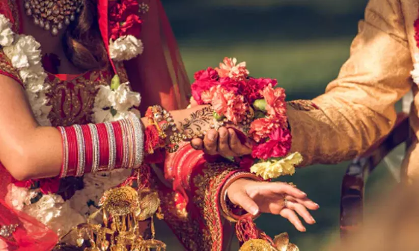 മേക്കപ്പ് വൈകി; ആഗ്രയിൽ കല്യാണത്തിനിടെ വീട്ടുകാർ തമ്മിൽ അടിപിടി മേക്കപ്പ് വൈകി; ആഗ്രയിൽ കല്യാണത്തിനിടെ വീട്ടുകാർ തമ്മിൽ അടിപിടി