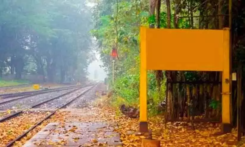 ഞായറാഴ്ചകളിൽ തുറക്കാത്ത റെയിൽവേ സ്റ്റേഷൻ, പേരിന് പകരം മഞ്ഞ ബോർഡ് മാത്രമുള്ള ഇന്ത്യയിലെ  ഒരേയൊരു റെയിൽവേ പ്ലാറ്റ്ഫോം