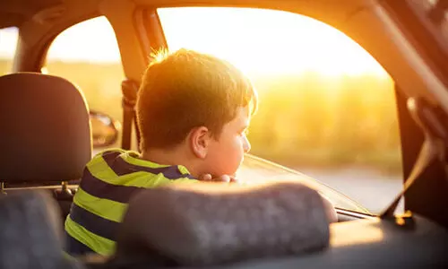 കു​ട്ടി​ക​ളെ വാ​ഹ​ന​ത്തി​ല്‍ ത​നി​ച്ചാ​ക്കു​ന്ന​തി​നെ​തി​രെ പൊ​ലീ​സ് മു​ന്ന​റി​യി​പ്പ്