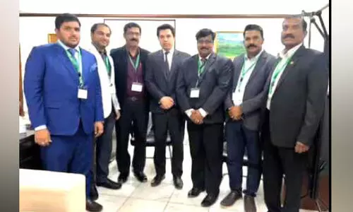 എം​ബ​സി ഉ​ദ്യോ​ഗ​സ്ഥ​രു​മാ​യി ചർച്ച ന​ട​ത്തി