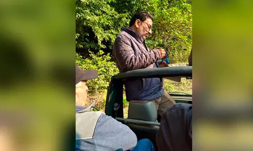 Guide,Suspended,Smoking,Sleeping,Jim Corbett National Park, ജിംകോർബറ്റ് നാഷനൽ പാർക്, മാൻ, പുകയില, ഉത്തരാഖണ്ഡ്