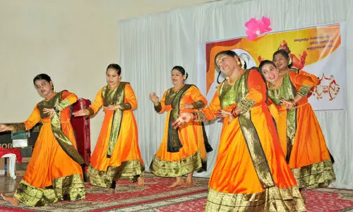 ഇ​ബ്രി​യി​ൽ ‘ഇ​മ​യു​ടെ ഇ​മ്പ​ത്തി​ൽ ഒ​രു ഓ​ണ​ക്കൂ​ട്ട്’