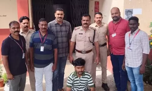 കൊച്ചിയിൽ ട്രെയിൻ യാത്രക്കാരന്‍റെ ഫോൺ വടികൊണ്ട് അടിച്ച് വീഴ്ത്തി കവർന്ന സംഘത്തിലെ നാലാമനും പിടിയിൽ