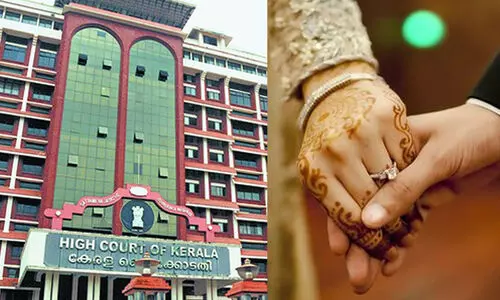 ആദ്യ ഭാര്യയെ കേൾക്കാതെ രണ്ടാം വിവാഹം രജിസ്റ്റർ ചെയ്യാനാവില്ല; വിവാഹം മുസ്ലിം വ്യക്തിനിയമ പ്രകാരം ആയാലും രജിസ്ട്രേഷന് പൊതുനിയമം ബാധകമെന്ന് ഹൈകോടതി ആദ്യ ഭാര്യയെ കേൾക്കാതെ രണ്ടാം വിവാഹം രജിസ്റ്റർ ചെയ്യാനാവില്ല; വിവാഹം മുസ്ലിം വ്യക്തിനിയമ പ്രകാരം ആയാലും രജിസ്ട്രേഷന് പൊതുനിയമം ബാധകമെന്ന് ഹൈകോടതി
