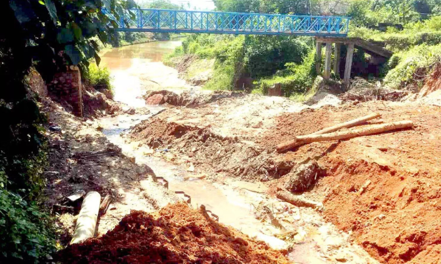 അപകടക്കെണിയിലായി താഴെ വെട്ടൂർ; ടി.എസ് കനാൽകര ഇടിഞ്ഞുതാഴുന്നു