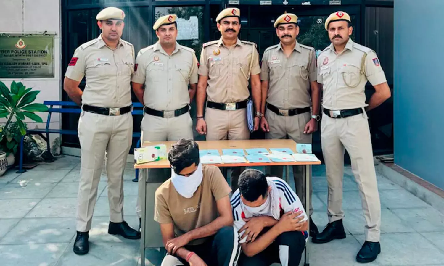 real money heist in delhi, police arrested gang
