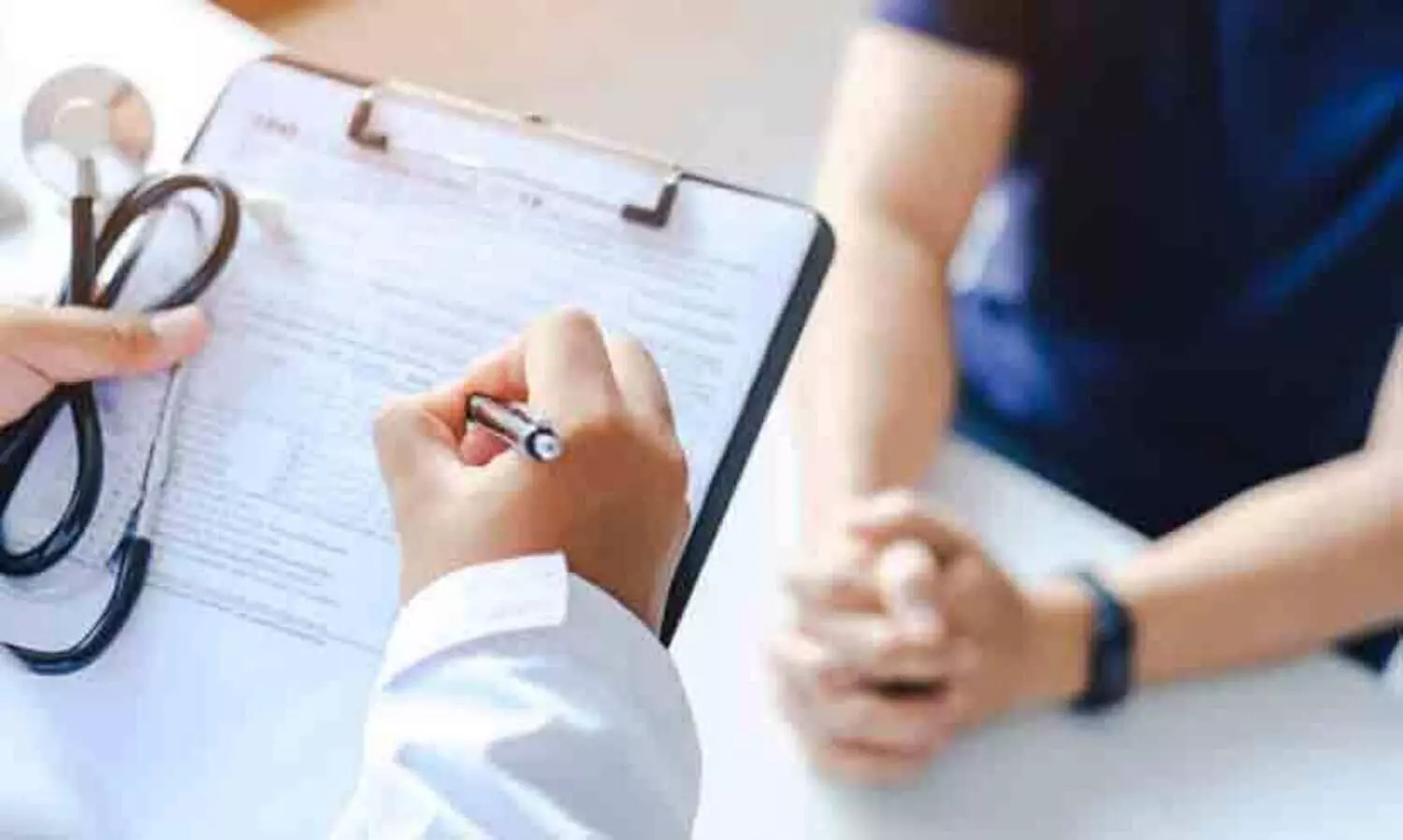 സർക്കാർ ആശുപത്രികളിൽ പ്രവാസികൾക്ക് ഫീസ് കൂട്ടാൻ നിർദേശം