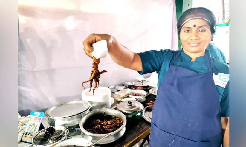 കൗതുകമായി മീകോസ് സീഫുഡ് മേളയിലെ നീരാളി രുചിക്കൂട്ട് കൗതുകമായി മീകോസ് സീഫുഡ് മേളയിലെ നീരാളി രുചിക്കൂട്ട്