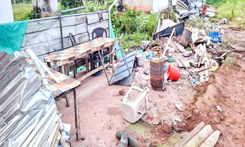 ലോറി പാഞ്ഞുകയറി തട്ടുകട തകർന്നു ലോറി പാഞ്ഞുകയറി തട്ടുകട തകർന്നു