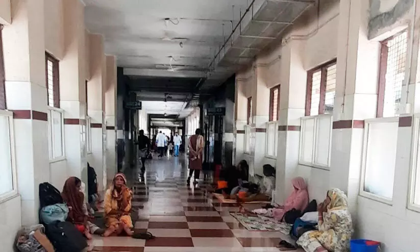 മെഡിക്കൽ കോളജിൽ കിടക്കാനിടമില്ല; രോഗികൾ വരാന്തകളിൽ നിലത്ത് മെഡിക്കൽ കോളജിൽ കിടക്കാനിടമില്ല; രോഗികൾ വരാന്തകളിൽ നിലത്ത്